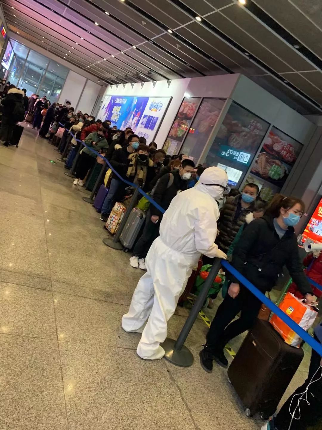 “上海疫情存在面上暴发潜在风险” 上海的疫情防控形势严峻吗？-第1张图片